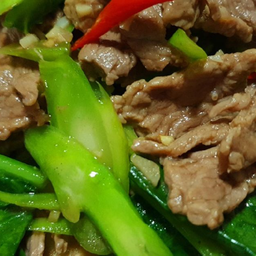 Stir-fried kale with oyster sauce and beef ()