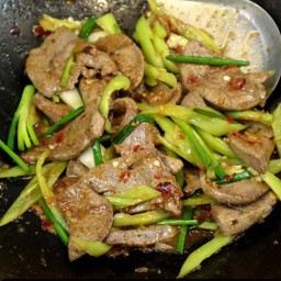 เนื้อผัดพริกหยวก..ราดข้าวสวยร้อนๆๆ