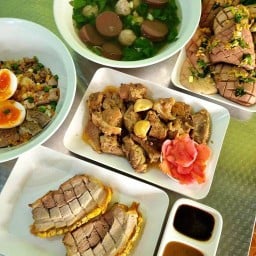 เจริญรส ก๋วยจั๊บน้ำใส ต้มเลือดหมู ข้าวหมูอบ ข้าวหมูกรอบ