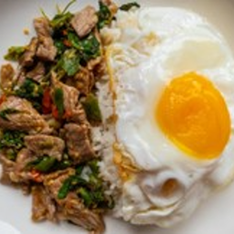 กะเพราเนื้อราดข้าวไข่ดาว Fried Beef with Basil Leave on Rice Topped with Fried Egg
