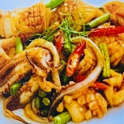 ผัดเผ็ดเครื่องแกงปลาหมึก