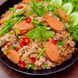 ยำวุ้นเส้นไส้กรอก