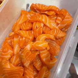 แซลม่อนเต๋า 200 กรัม