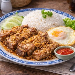 ข้าวซี่โครงหมูทอดกระเทียม Rice with fried pork ribs and garlic