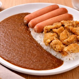 ข้าวหน้าแกงกะหรี่ใส้กรอก+ไก่คาราเกะ