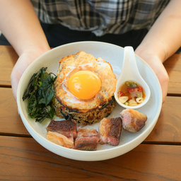ข้าวผัดกะเพราเนื้อ ไข่เป็ดดาวกรอบ