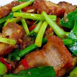 ผัดคะน้าหมูกรอบราดข้าว