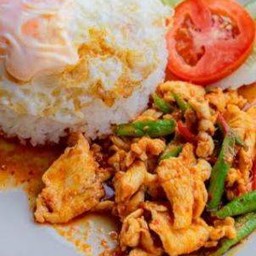 ผัดเผ็ดเครื่องแกงไก่ราดข้าว