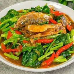 คะน้าปลากระป๋องราดข้าว