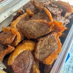 คุณเรียม เนื้อทอด หมูทอด ตลาดลุงเพิ่ม