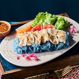 Anchan noodle เป็นก๋วยเตี๋ยวแห้งเส้นสีดอกอัญชันค่ะ