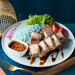 ข้าวอัญชันหมูกรอบ