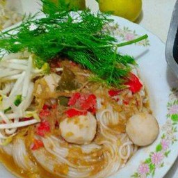 ขนมจีนน้ำยาป่าลูกชิ้น ชุดล่ะ