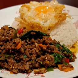 ข้าวกะเพราเนื้อ ไข่ดาว