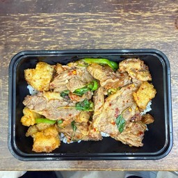 กะเพราพี่เฟี๊ยต=เนื้อเปื่อย+กากหมู