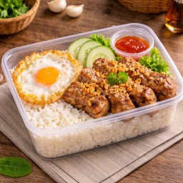 ข้าวซี่โครงหมูตุ๋นทอดกระเทียม