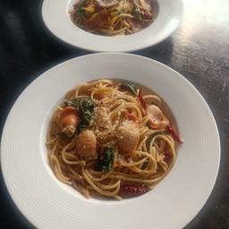 สปาเก็ตตี้พริกแห้งไส้กรอก