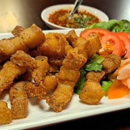 สามชั้นทอดน้ำปลา