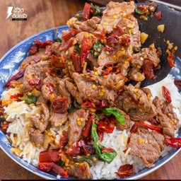 ข้าวราดกะเพาเนื้อติดมัน.พริกแห้งอิ่มแบบจุกๆ