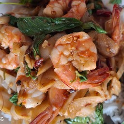 ข้าวกระเพราหน่อไม้ดอง