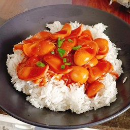 ข้าวราดไส้กรอกผัดซอส