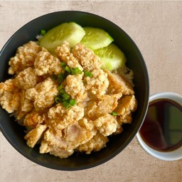 ข้าวหน้าไก่คาราเกะทอดซอสน้ำปลา