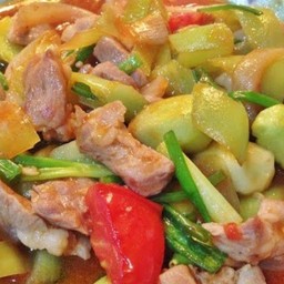 หมูผัดเปรี้ยวหวานราดข้าว