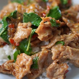 กระเพราเนื้อชิ้น