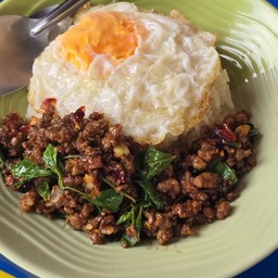 กระเพราเนื้อไข่ดาว