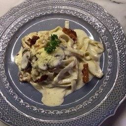 เส้นเฟตตูชินี่ครีมซอสกับน้ำมันทรัฟเฟิล