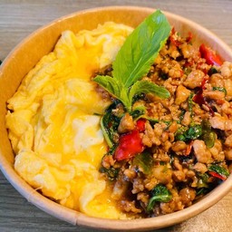 ข้าวกะเพราหมูสับ ไข่ข้น