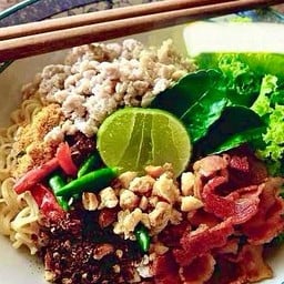 ก๋วยเตี๋ยวหมูสับ เบค่อน  ทองหล่อ