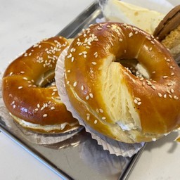 Pretzel Bagel onion creamcheese