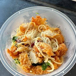 สปาเก็ตตี้พริกแห้งไก่กรอบ