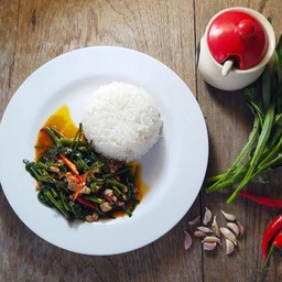 ข้าวราดผัดผักบุ้ง