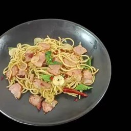 สปาเก็ตตี้พริกแห้งเบคอน