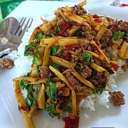 กะเพาเนื้อหน่อไม่ราดข้าวสวย