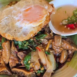 กระเพราไส้เนื้อไข่ดาว