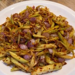 ยำผลไม้ น้ำสมุนไพร บะหมี่หมูแดง ไทยประกัน