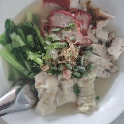 หมูโวยวายโว้ยหมูกรอบ ถนนบายพาสติดเซเว่น