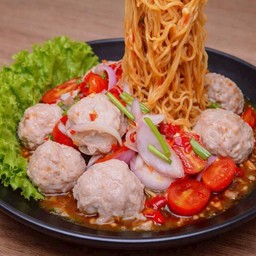 ยำมาม่าหมูเด้ง