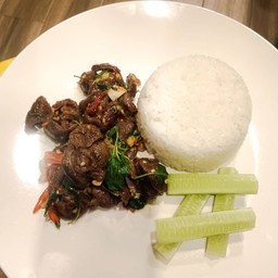 ข้าวราดกะเพราเนื้อตุ๋น