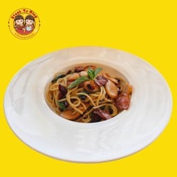 สปาเก็ตตี้ไส้กรอกเบคอนผัดพริกแห้ง