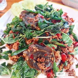 ข้าวกระเพราไข่เยี่ยวม้า