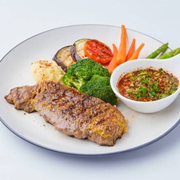 สเต็กเนื้อสันนอกเสริฟพร้อมซอสแจ่ว