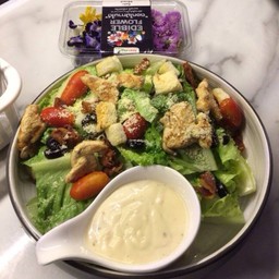 ซีซ่าสลัดเสริฟพร้อมไก่ย่างและเบคอน