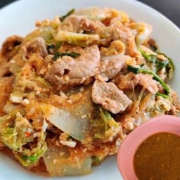 สามชายสุกี้รสเด็ด และผลไม้สดปอกพร้อมทาน