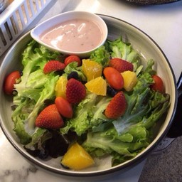 สลัดผักและเบอรี่เสริฟพร้อมน้ำสลัดมิกซ์เบอรี่