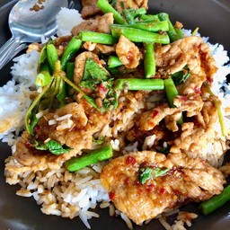 หมูผัดพริกแกงใส่ถั่วฝักยาวราดข้าววสยร้อนๆๆ