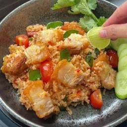 ข้าวผัดต้มยำหมูกรอบ